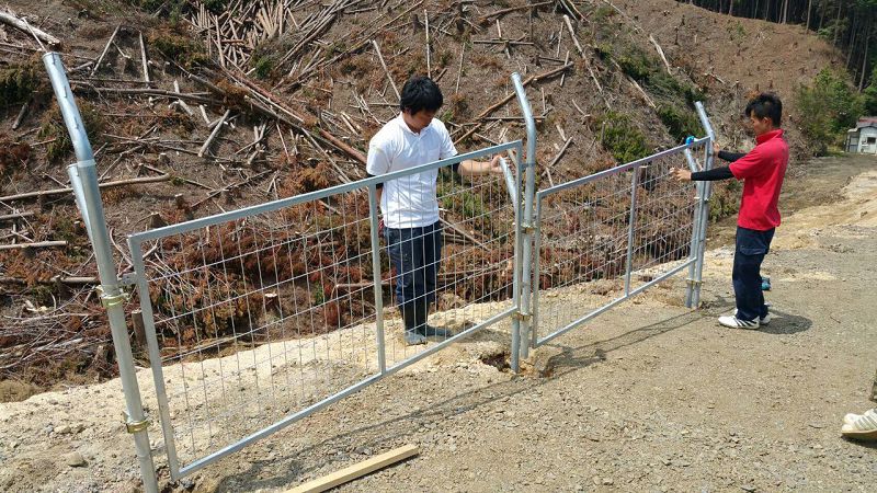 温馨提示： 1、产品规格齐全,详情来电咨询或者旺旺咨询！可根据客户要求定制不同尺寸，鉴于商品规格多样化的特殊属性，一般标注价格为标准规格定价，部分定做商品为定金价，拍下前请联系客服或直接致电：15305195410进行定价，以免带来不必要的麻烦，直接拍下的不予发货，望理解！ 2、部分护栏有现货，特殊规格需要加工定做，具体需要可联系客服。 3、本店开设同时开设店铺同时，有实体公司以及实体经营店铺，欢迎各地客户莅临考察指导。 4、本店秉承顾客至上的理念，为客户排忧解难，有任何商品疑问或者购买之后又任何建议问题随时联系客服或者直接致电。 5、详细联系方式如下：        电话：15305195410 微信：13405862500       公司QQ：237771930       联系人：方先生      公司网址： www.lt-cn.net   www.52400472.com  以下为本公司出口日本的光伏电站外围场地的热镀锌框架护栏网栏现场安装实拍图（盗图必究！）