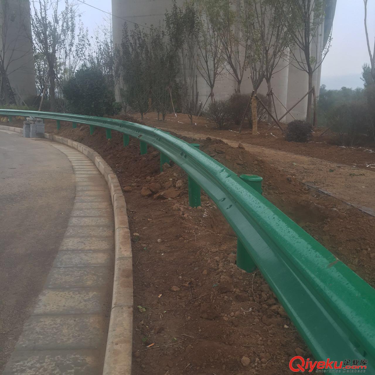 供應(yīng)雙波三波噴塑熱鍍鋅護(hù)欄，高速公路護(hù)欄，鄉(xiāng)村道路護(hù)欄