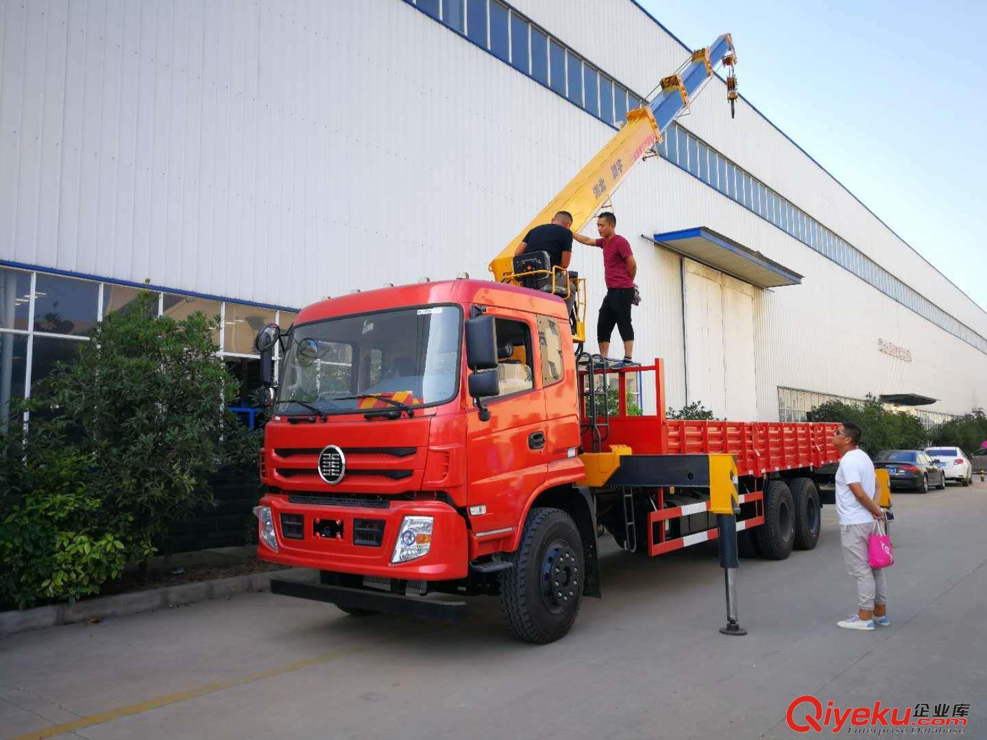 東風后八輪平板運輸車 楚風后八輪大型挖機拖板車220勾機運輸車